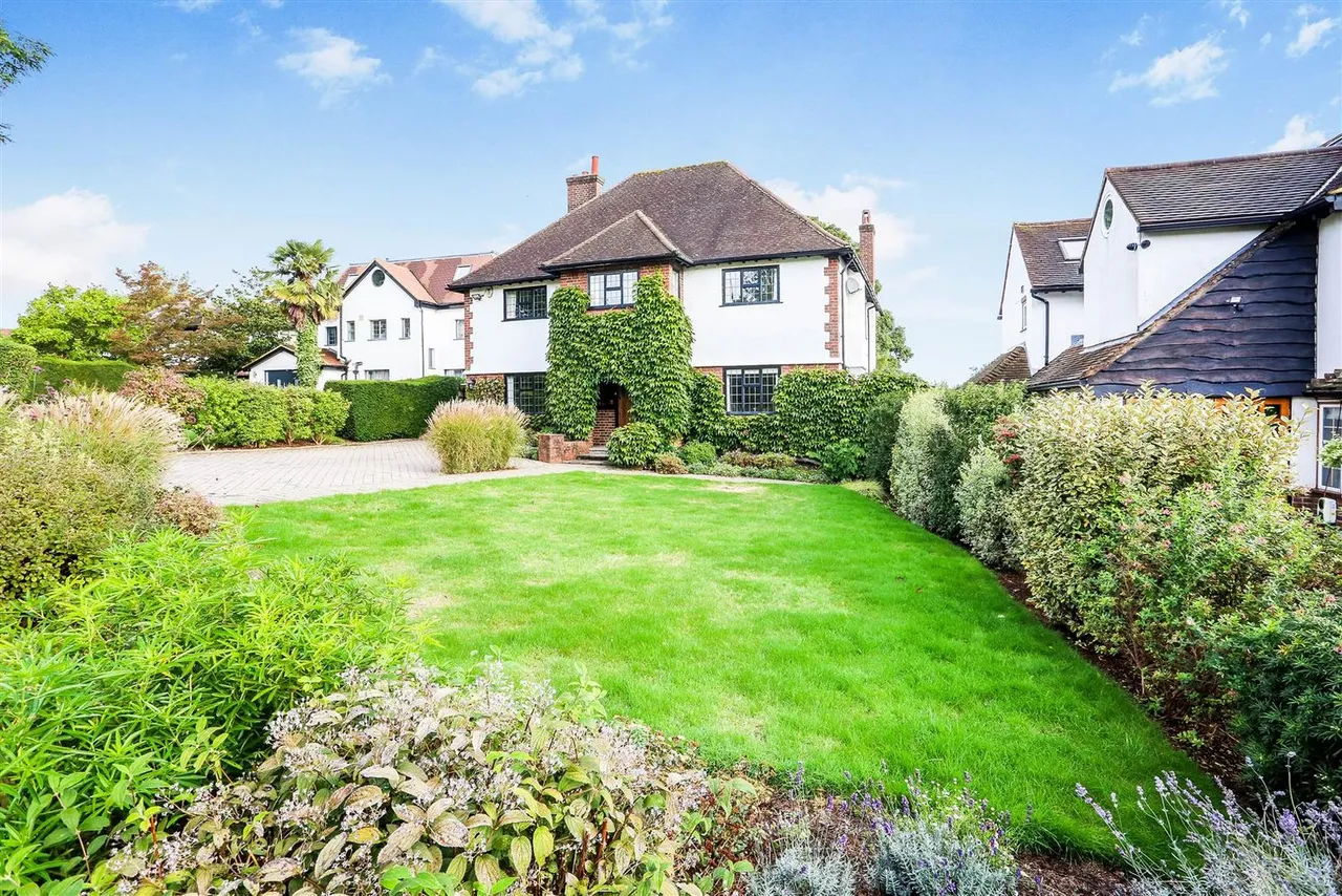 6 bed house for sale — The Warren, Carshalton Beeches, Carshalton, SM5 4EH