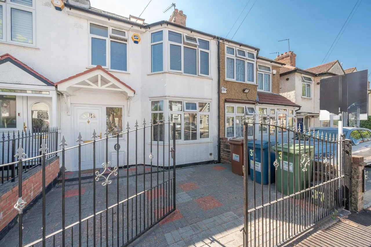4 bed house for sale — 37 Toorack Road, Harrow