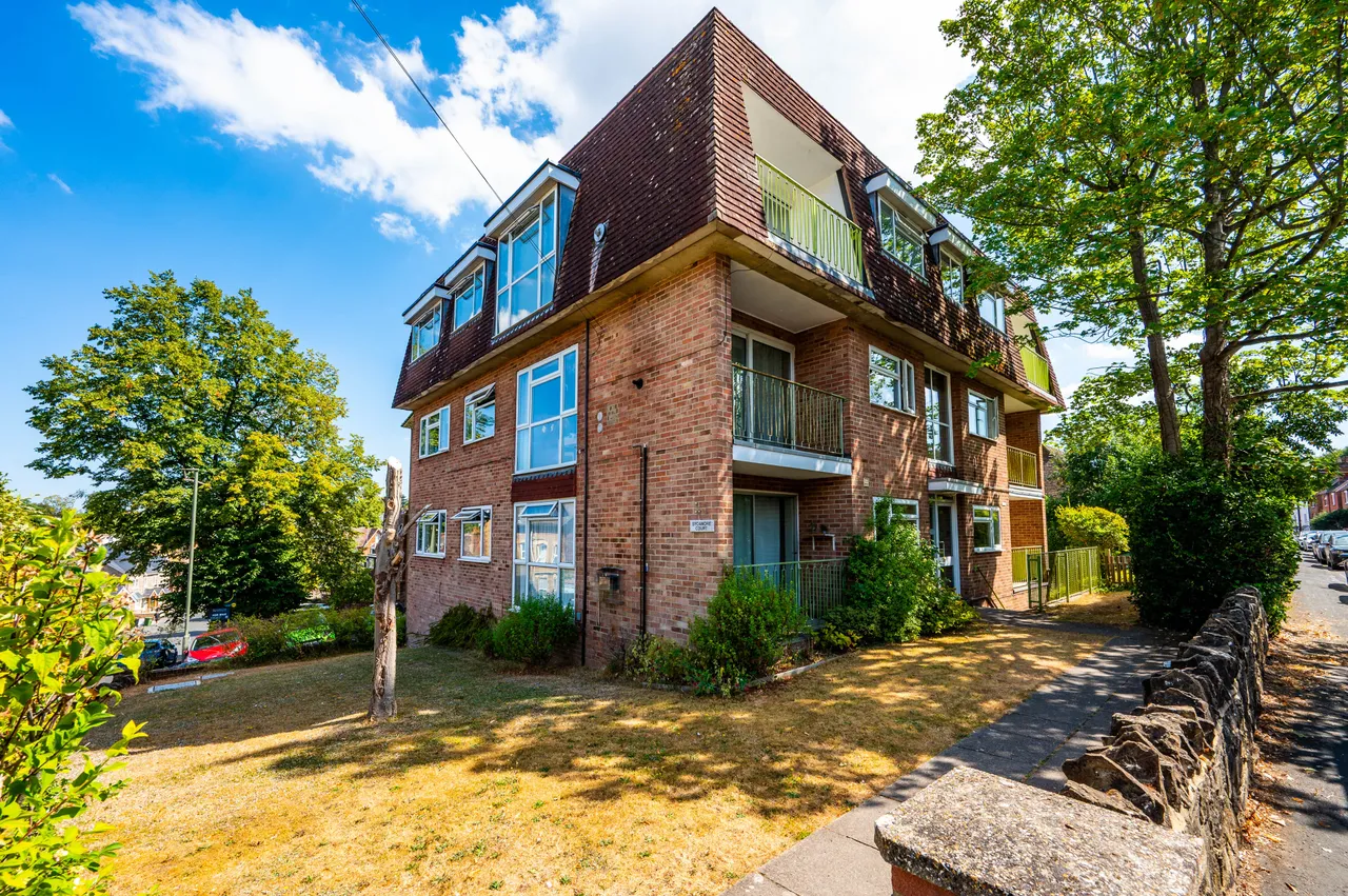 2 bed flat for sale — 1 Sycamore Court, 54 Harvey Road, Guildford