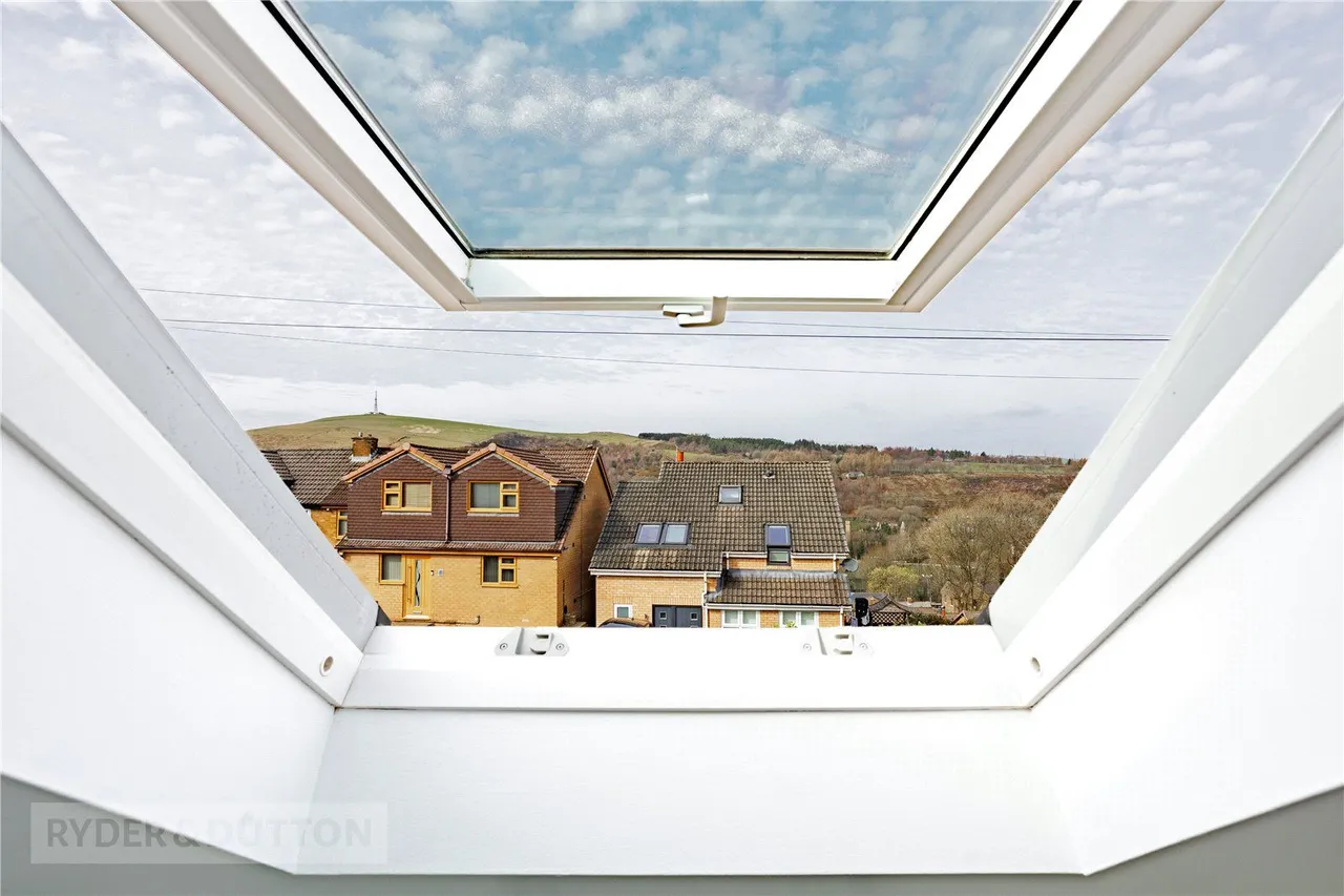 Redwood Road, Uppermill, OL3, photo 3
