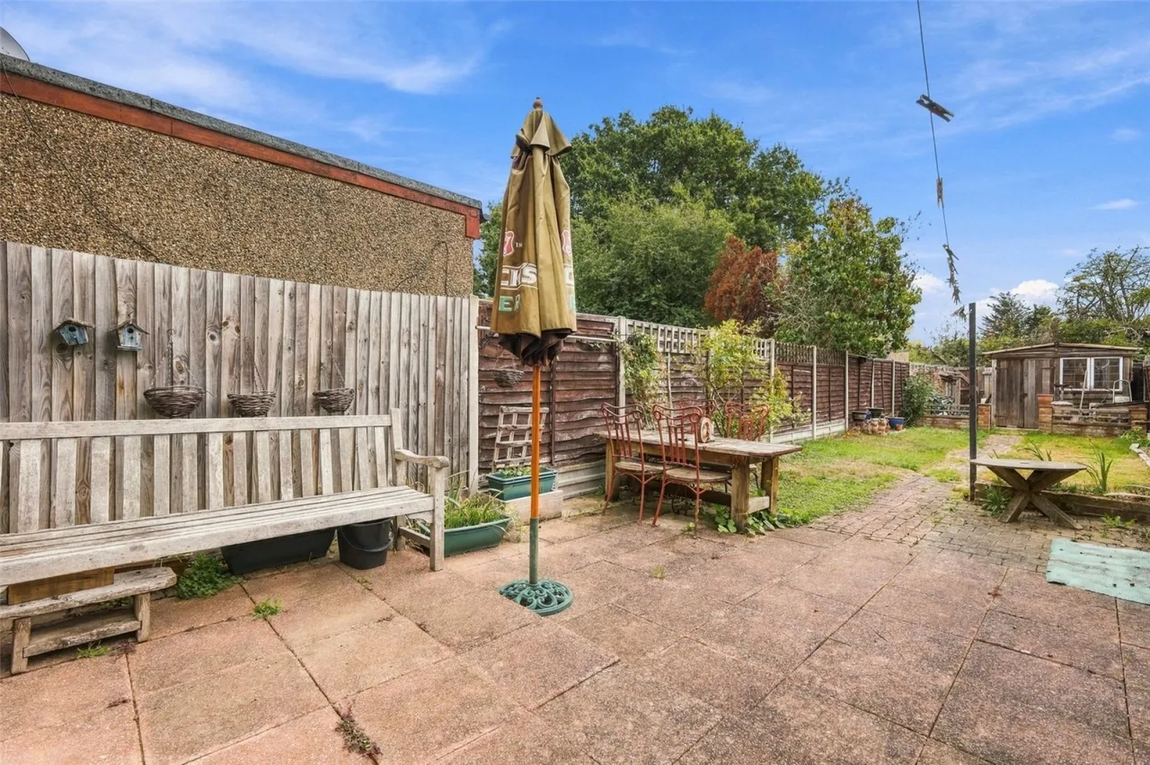 Chatsworth Drive, Enfield, photo 2