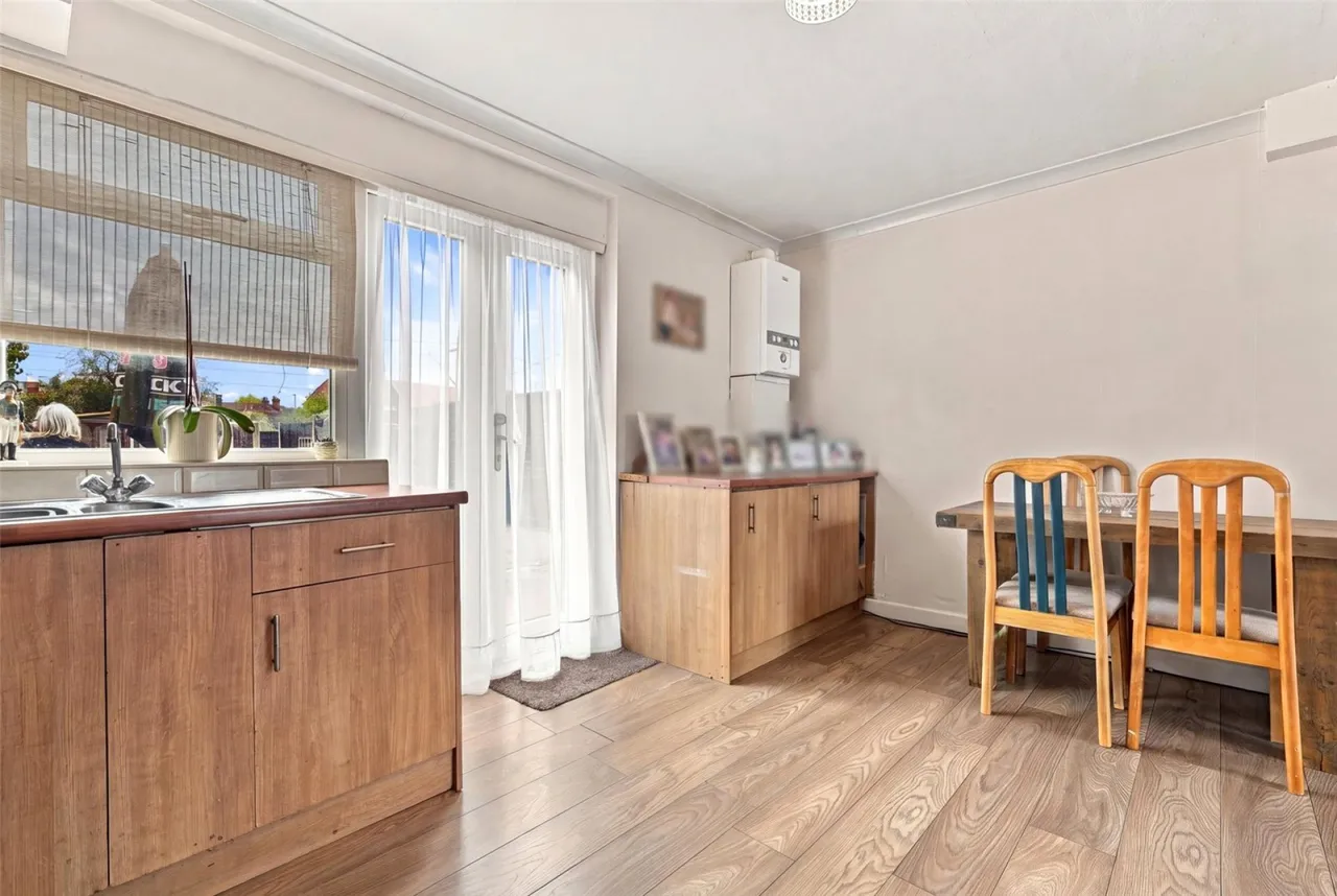 Chatsworth Drive, Enfield, photo 8