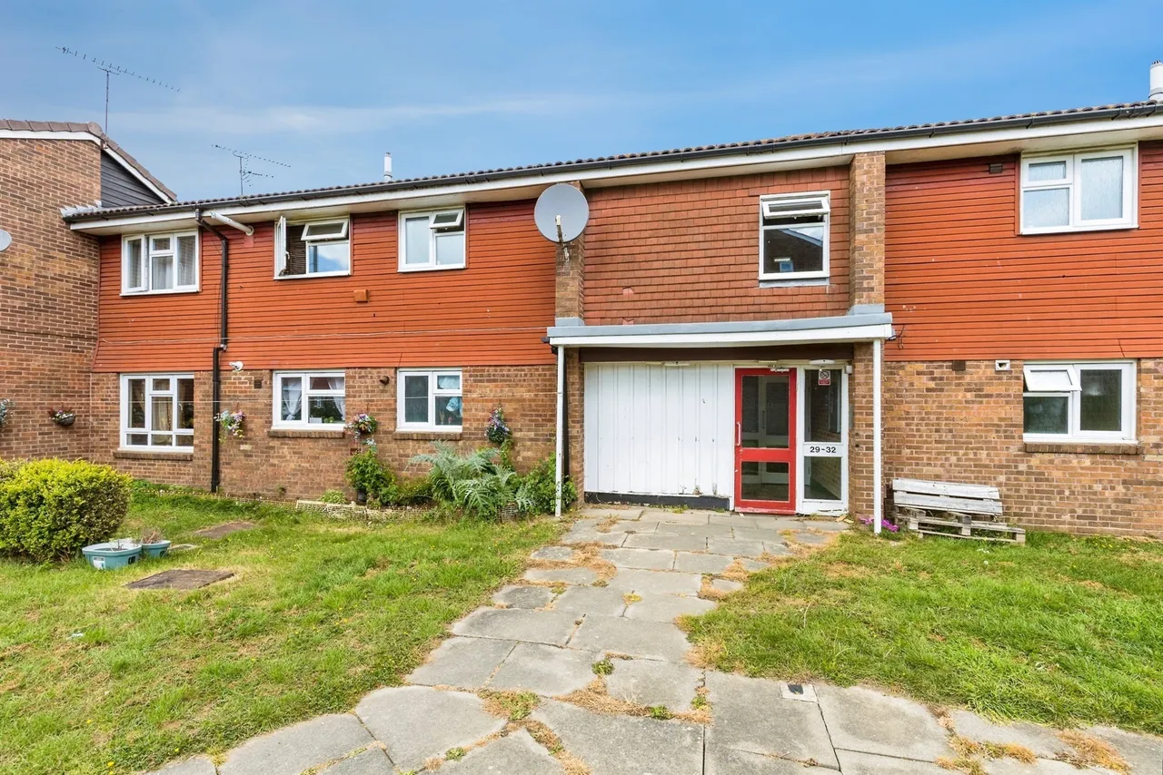 2 bed flat for sale — Britten Close, Crawley