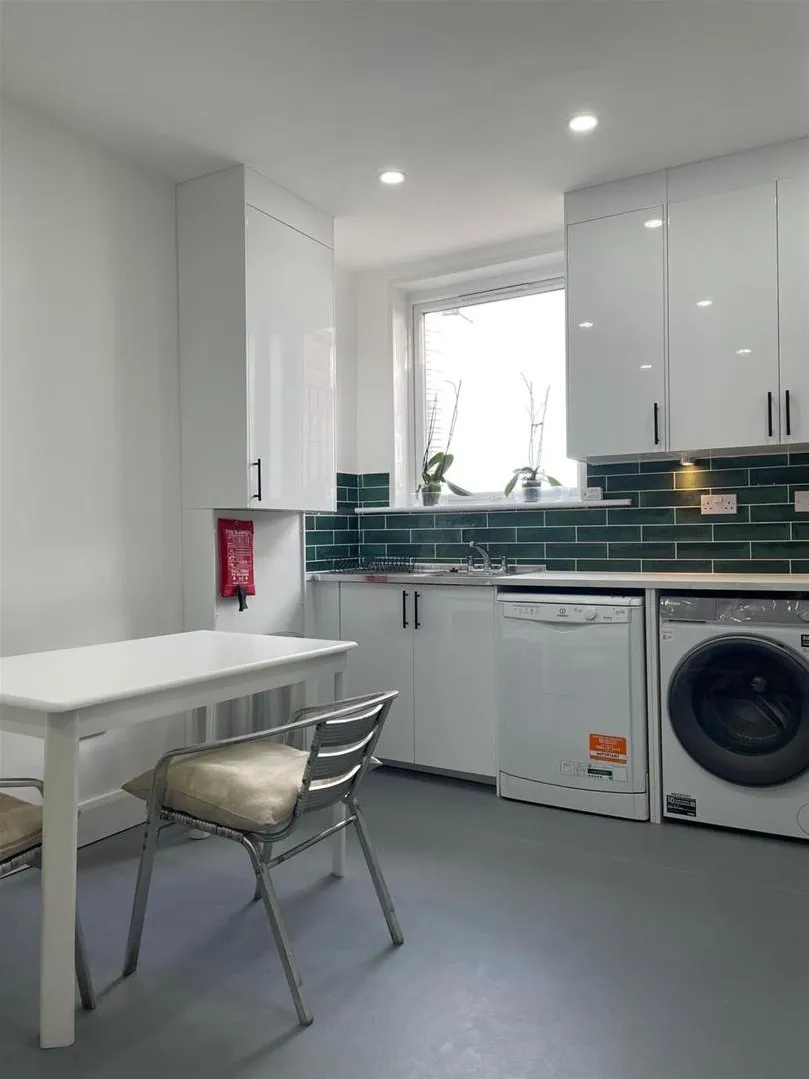 Willesden Lane, Kilburn, London, photo 9