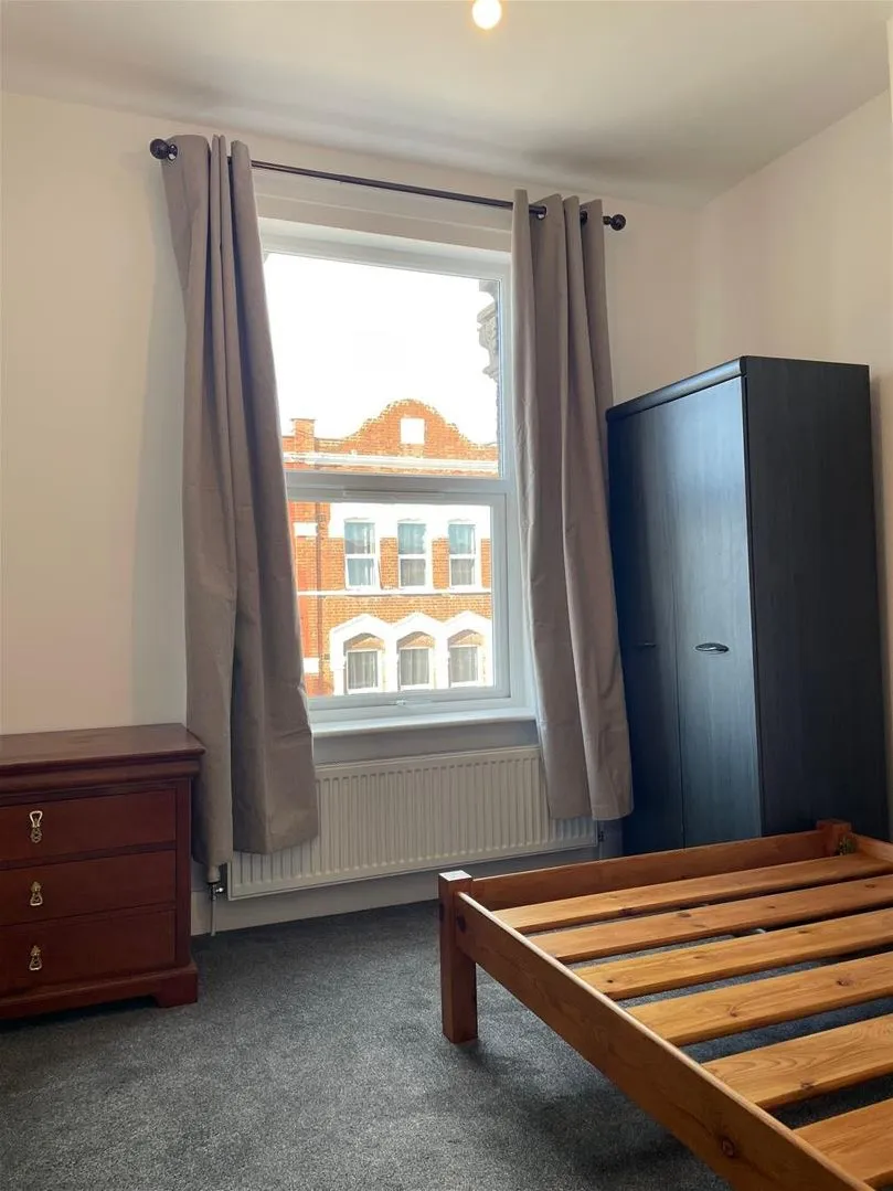 Willesden Lane, Kilburn, London, photo 5