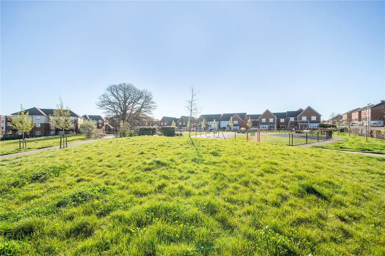 Nicholson Drive, Wokingham, Berkshire, RG41 1AG, photo 2