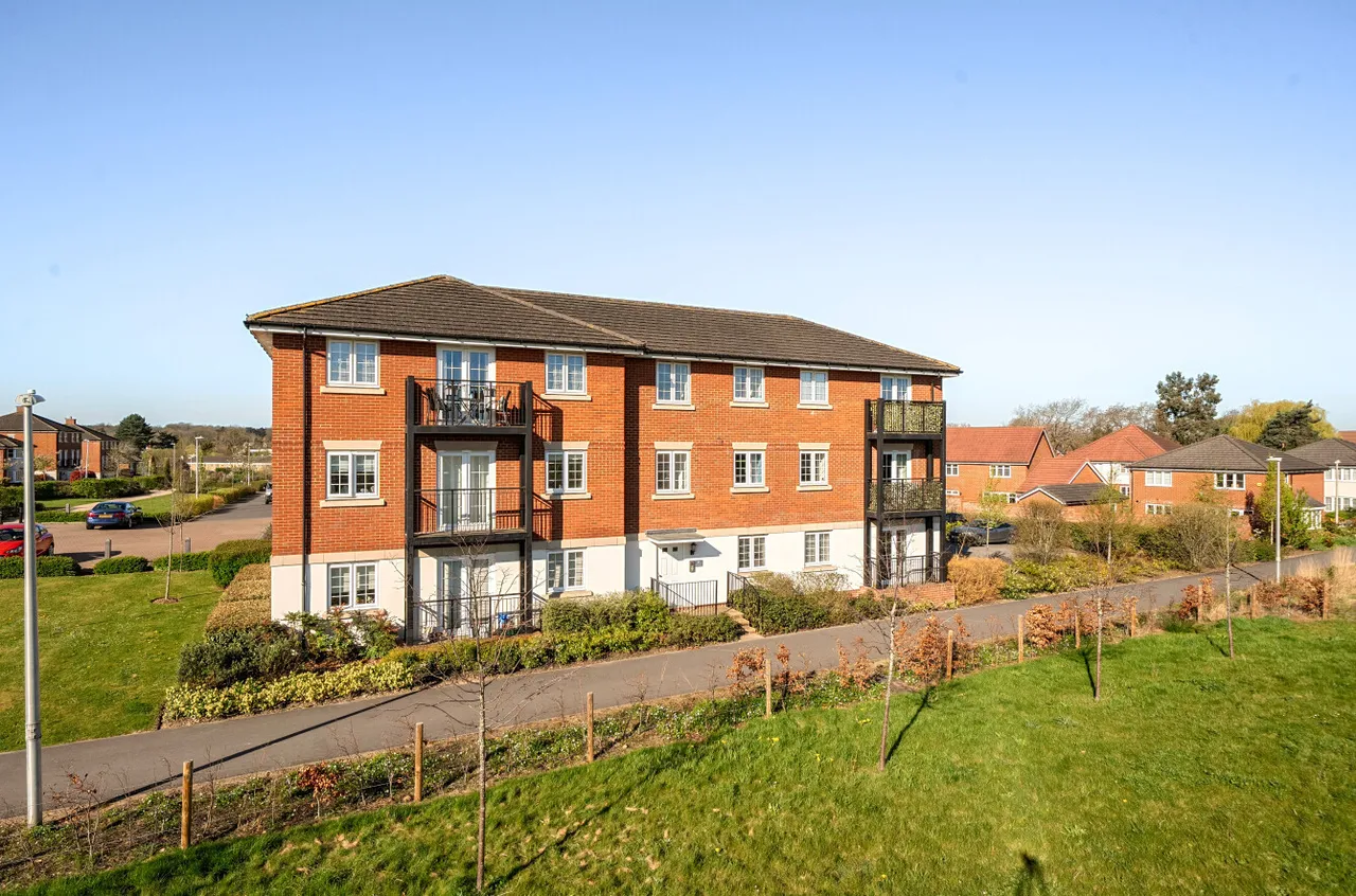 2 bed flat for sale — Nicholson Drive, Wokingham, Berkshire, RG41 1AG