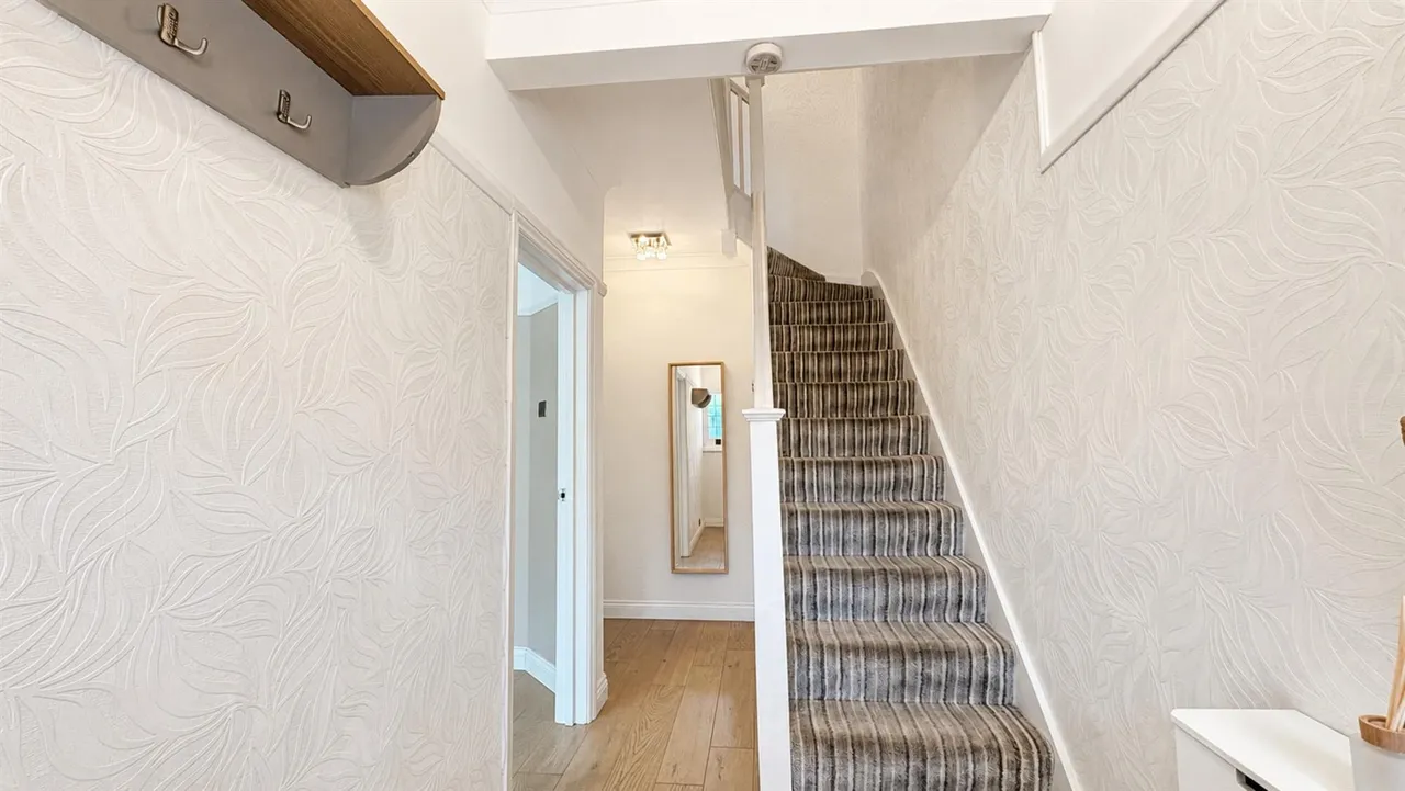 Chase Side Avenue, London, SW20, photo 17