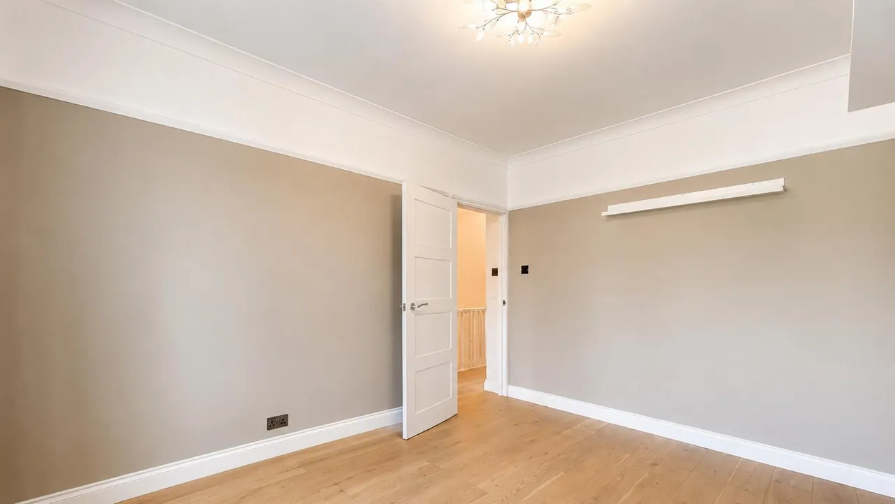 Chase Side Avenue, London, SW20, photo 14