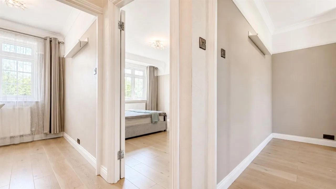 Chase Side Avenue, London, SW20, photo 18