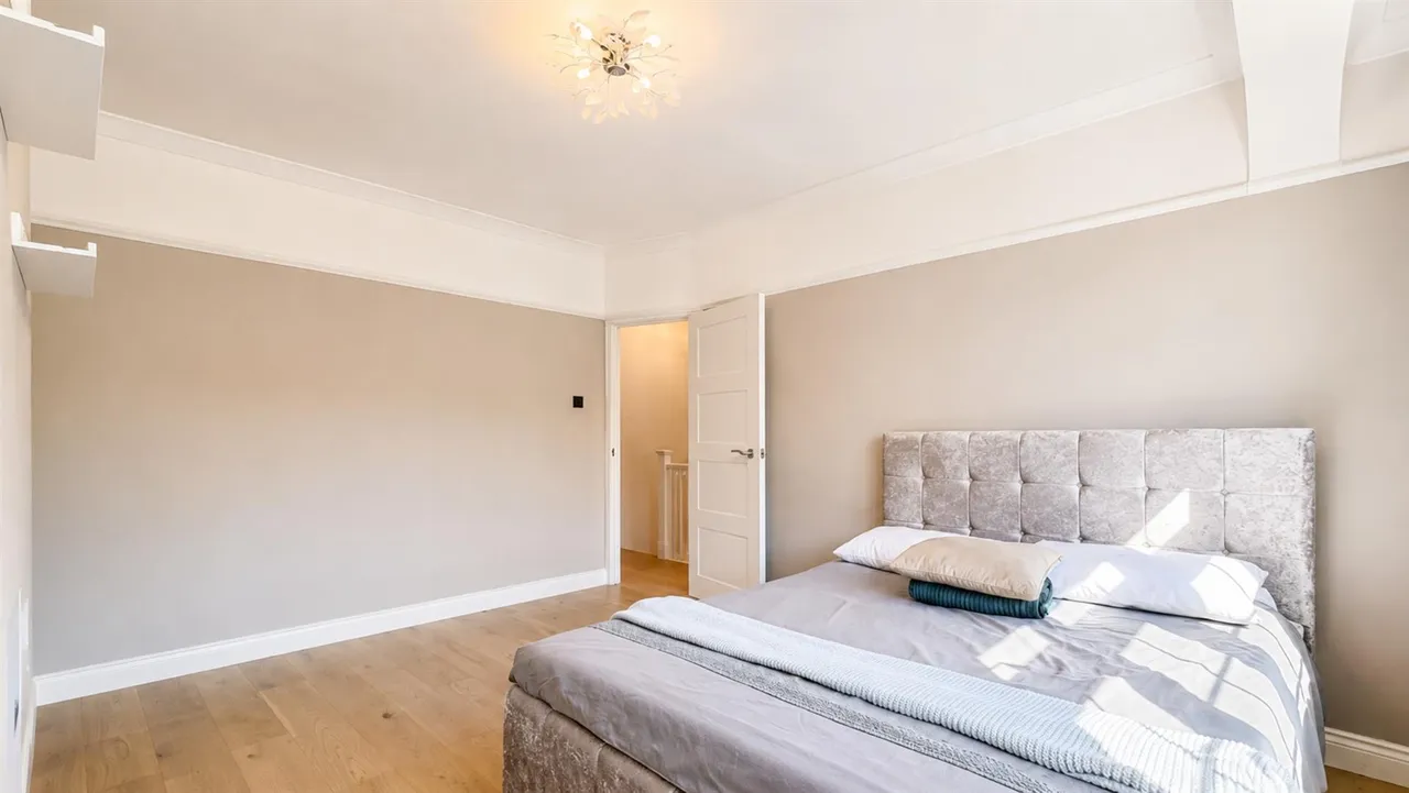 Chase Side Avenue, London, SW20, photo 12