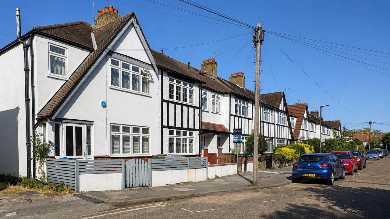 3 bed house for sale, Chase Side Avenue, London, SW20