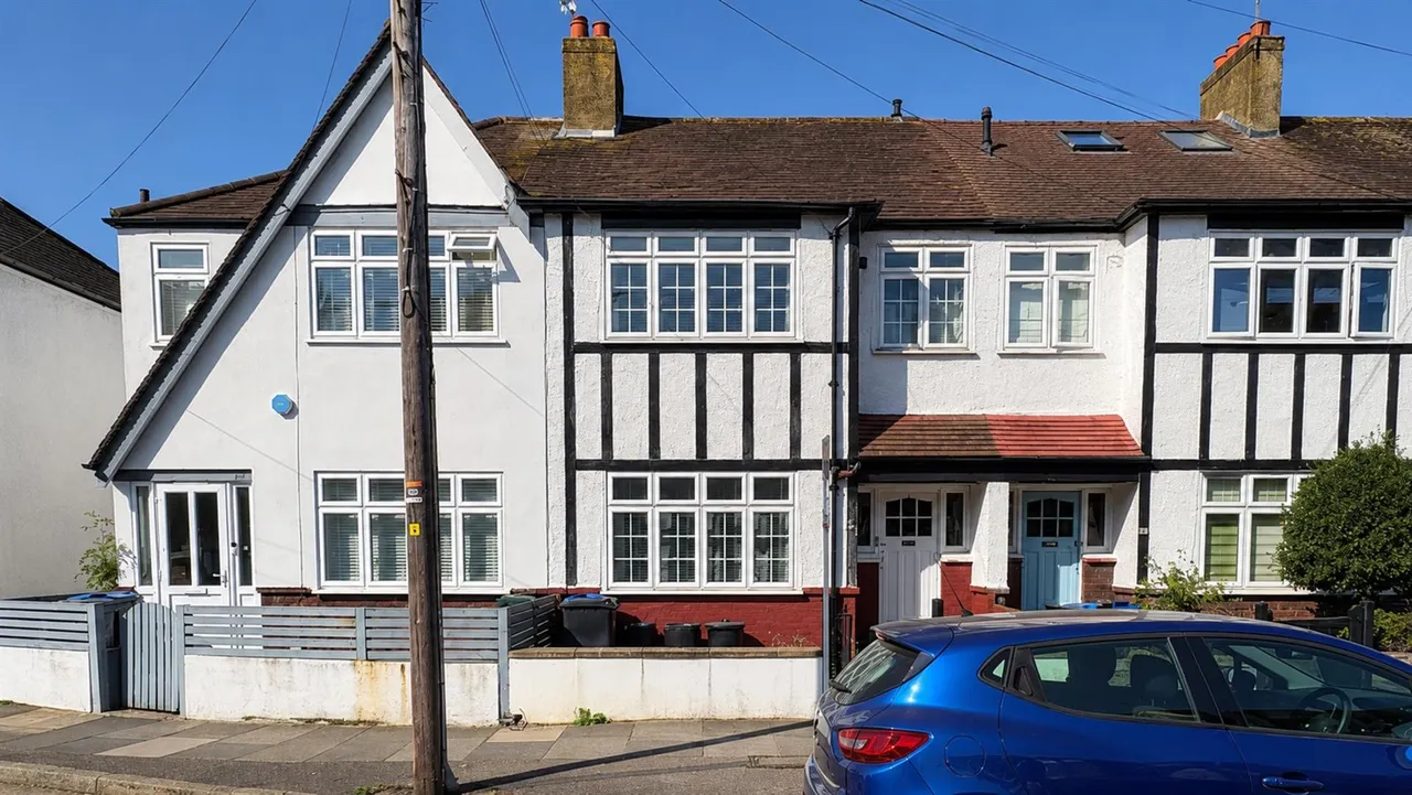 Chase Side Avenue, London, SW20, photo 20