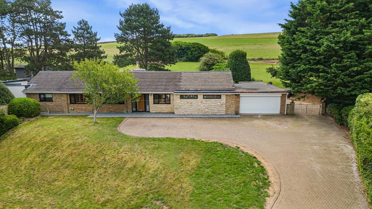 5 bed house for sale — South Way, Seaford, East Sussex, BN25 4JG