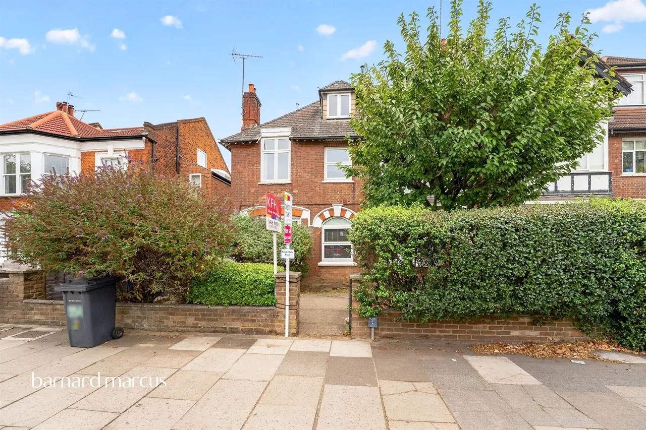 1 bed flat for sale — High Road, London