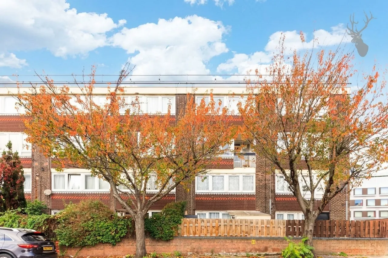 2 bed flat for sale, Longnor Road, London, E1