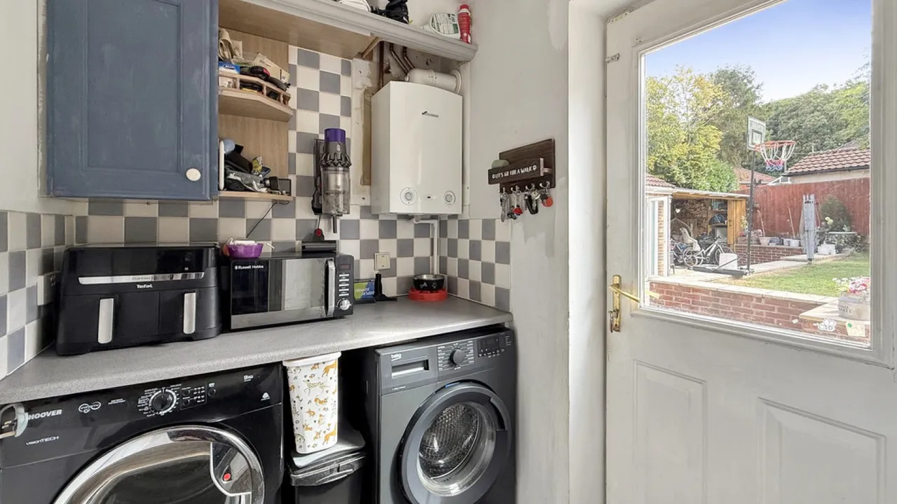 Willoughby Close, Westbury, photo 6