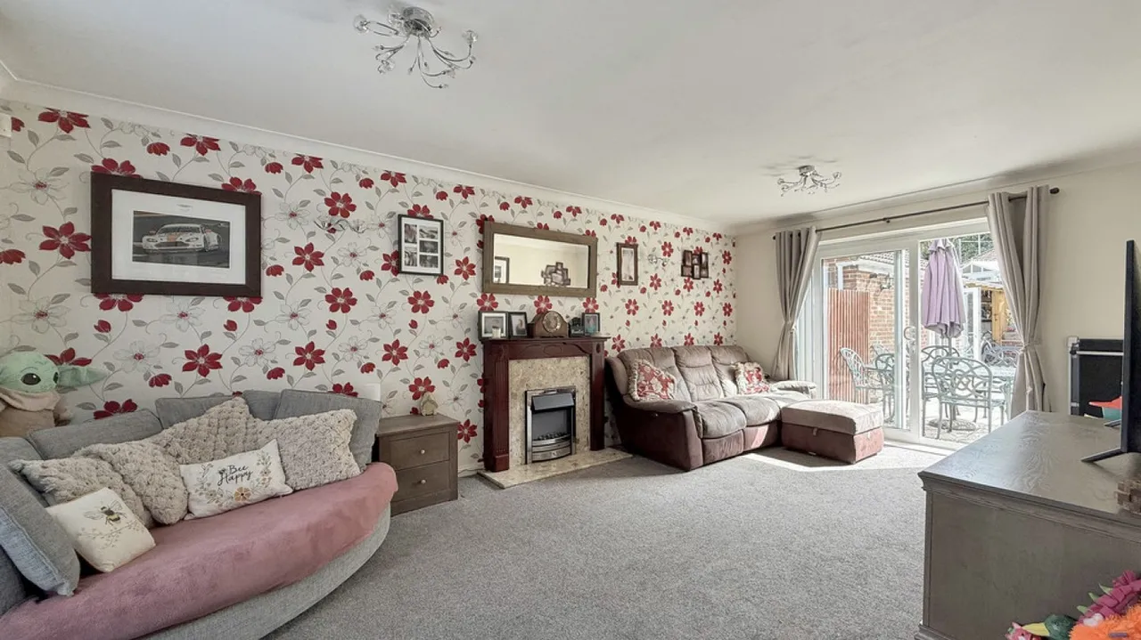 Willoughby Close, Westbury, photo 3