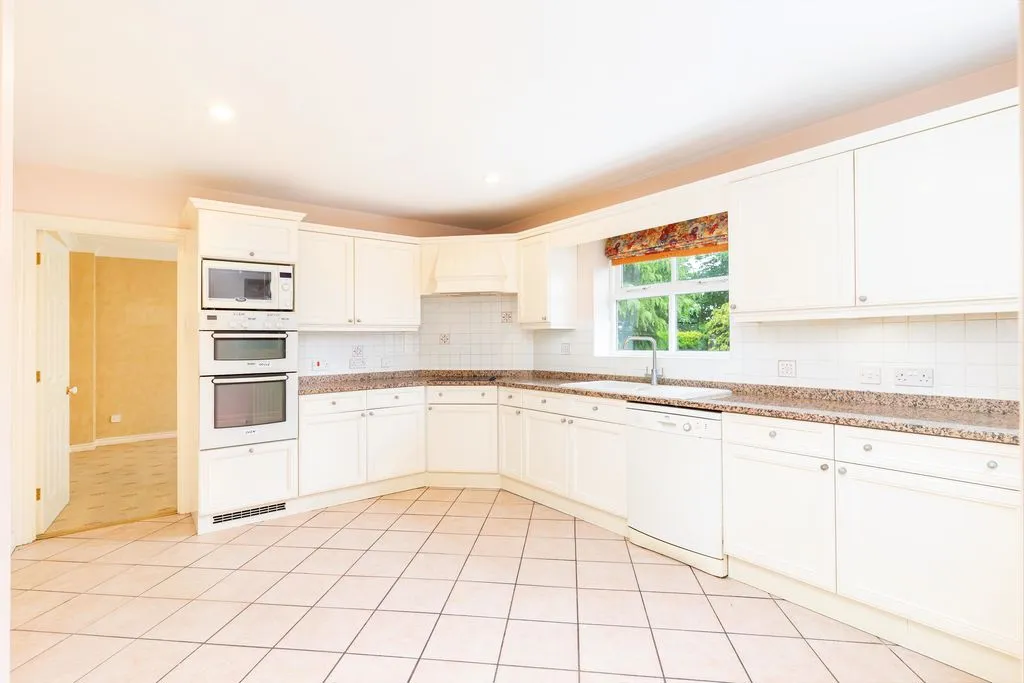 Sovereign Close, Purley CR8 2JT, photo 5