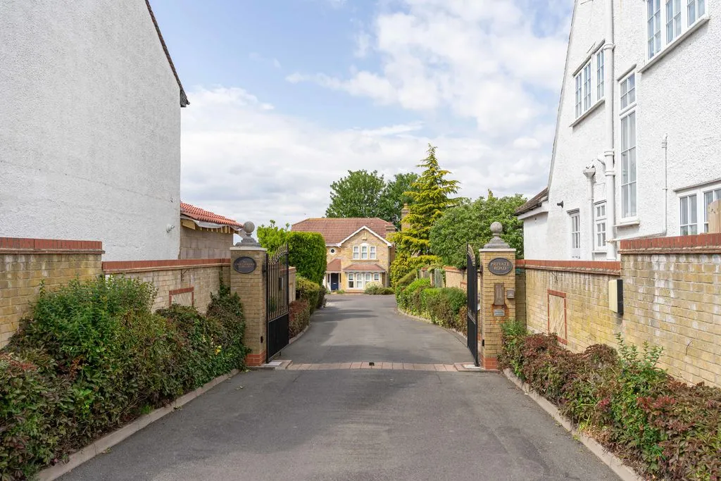 Sovereign Close, Purley CR8 2JT, photo 20