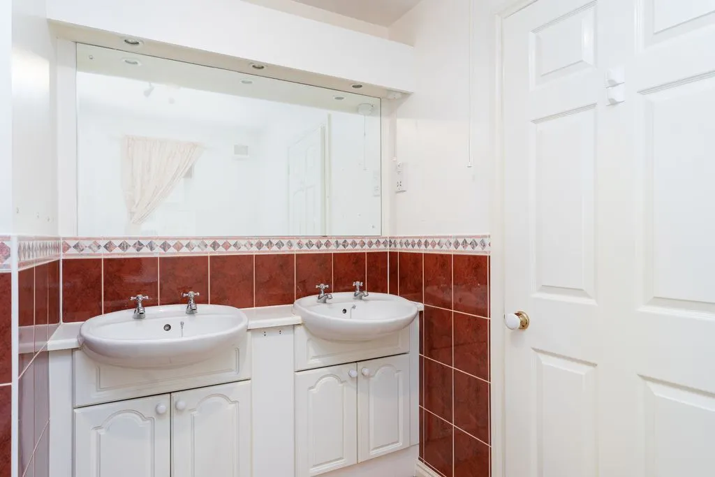 Sovereign Close, Purley CR8 2JT, photo 11