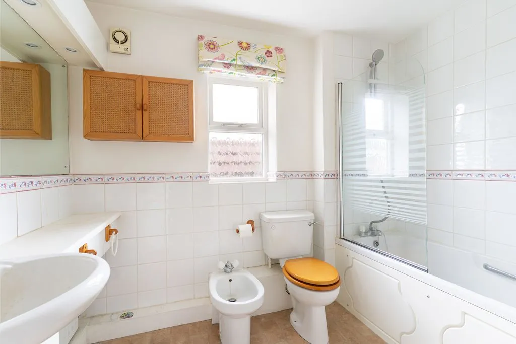 Sovereign Close, Purley CR8 2JT, photo 9