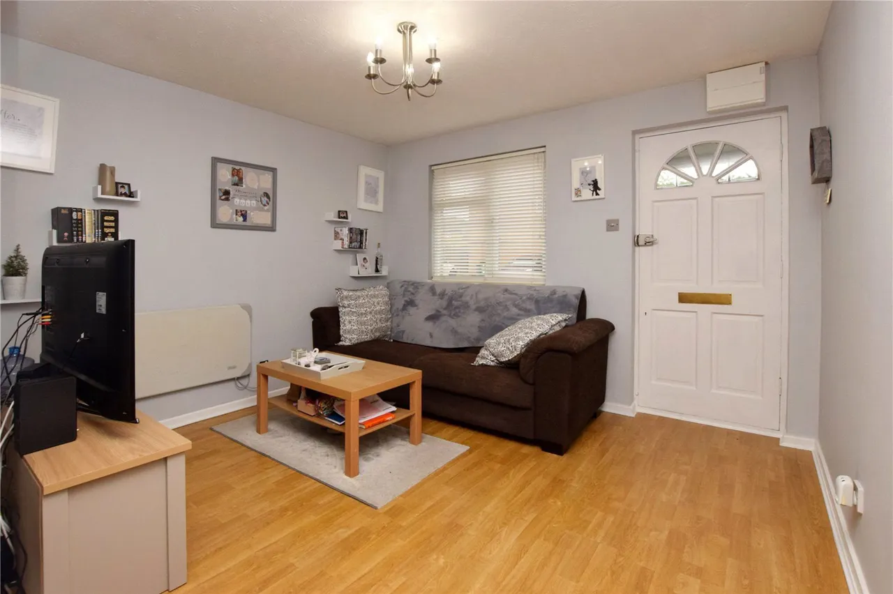 16 Mortimer Close, Bushey, photo 2