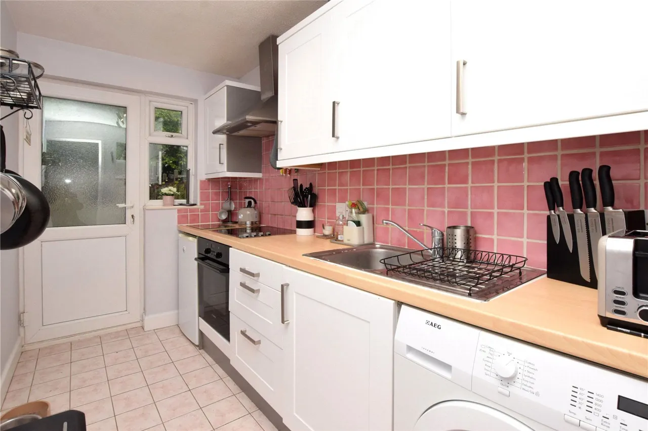 16 Mortimer Close, Bushey, photo 5