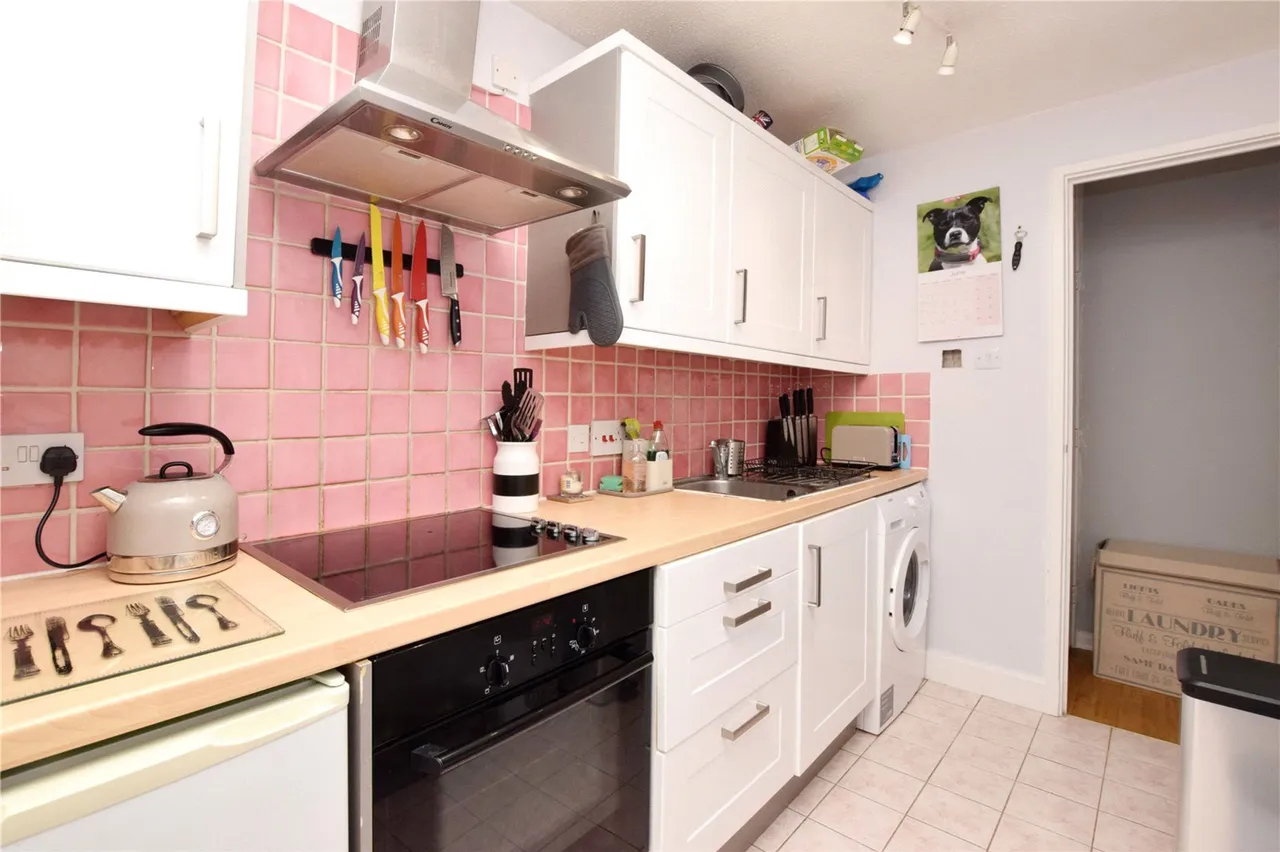 16 Mortimer Close, Bushey, photo 6
