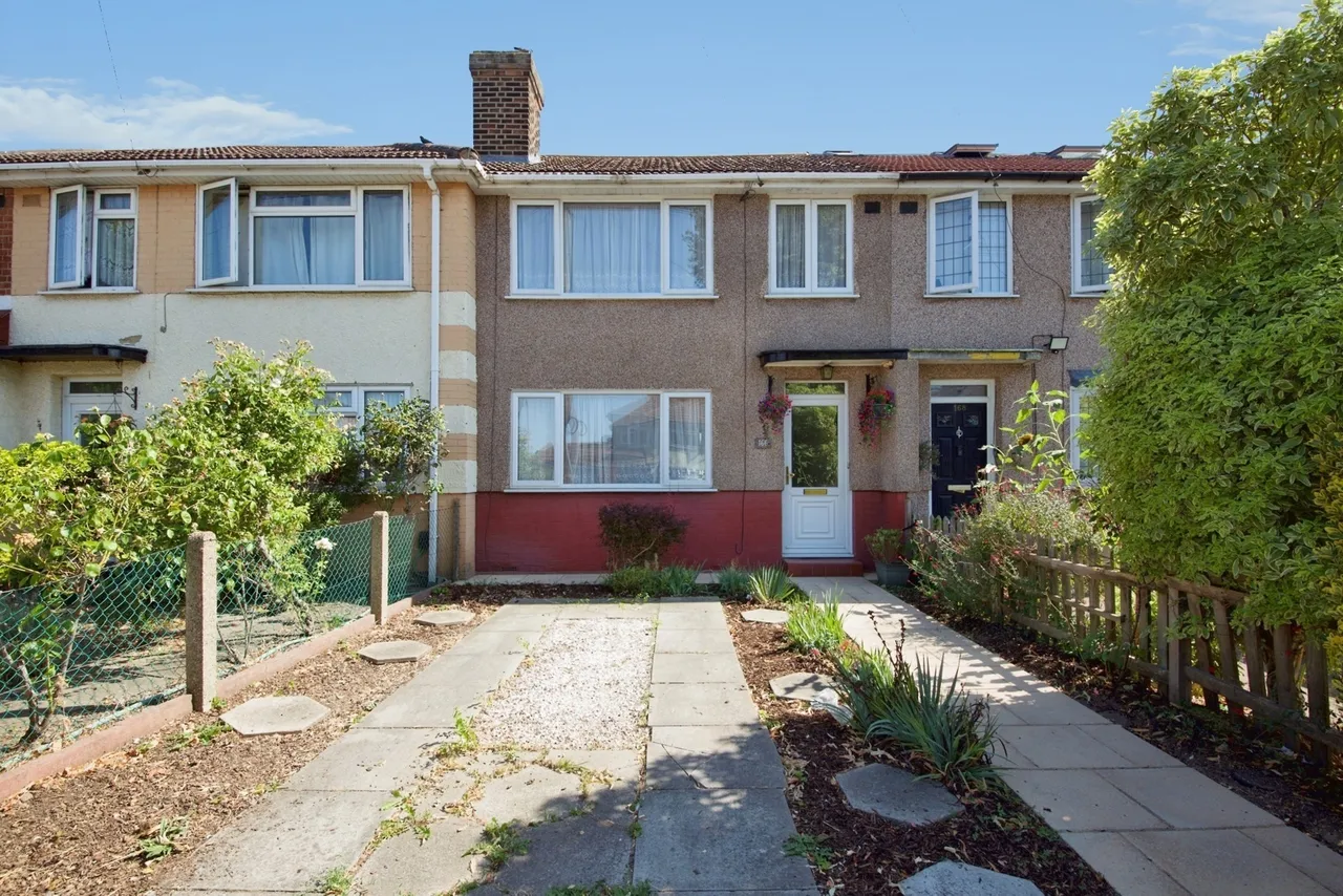 3 bed house for sale — Benhurst Avenue, Hornchurch, RM12
