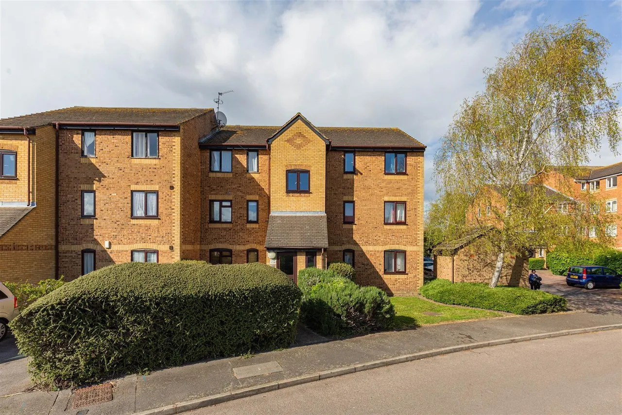 1 bed flat for sale, Burket Close, Norwood Green