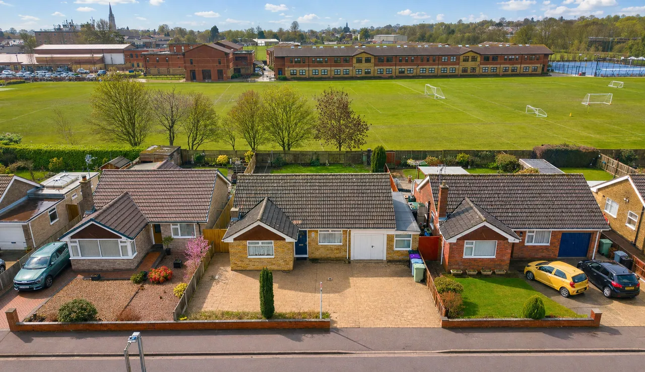 2 bed house for sale — Westerdale Road on Manthorpe Estate in Grantham