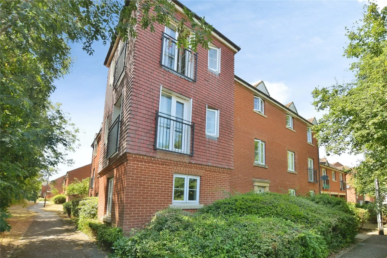 2 bed flat for sale, Grenadier Way, Ashford, TN23