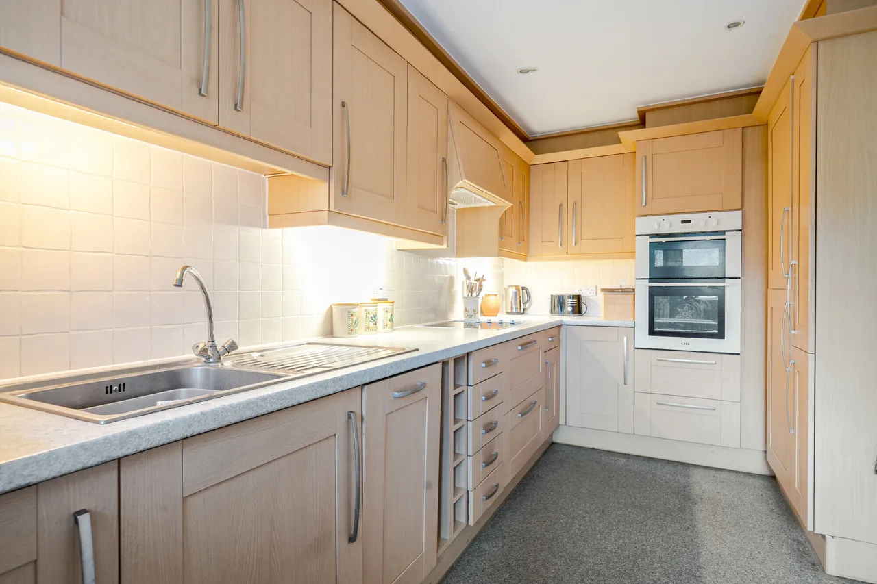 St. Marys Court, Beaconsfield, HP9, photo 3