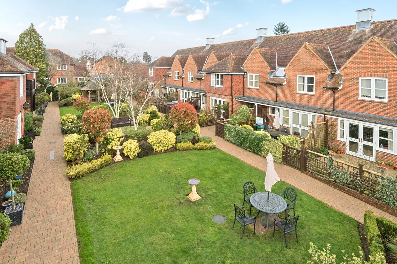 St. Marys Court, Beaconsfield, HP9, photo 2