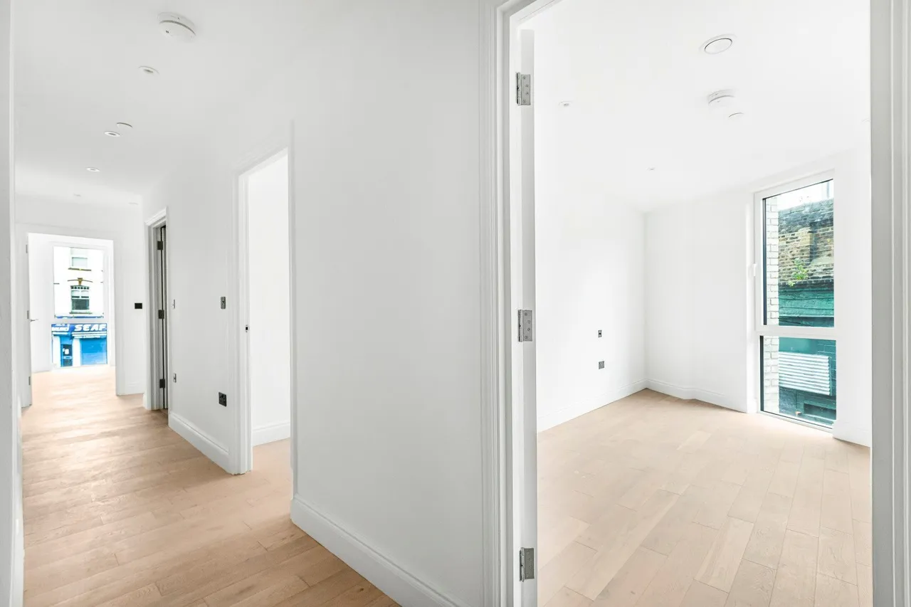High Road, Leyton, E10, photo 9