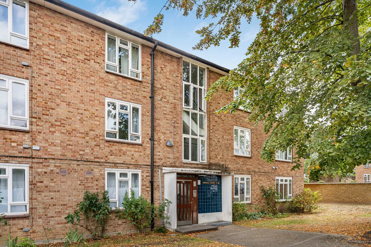 2 bed flat for sale, Hopton Road, London, SW16