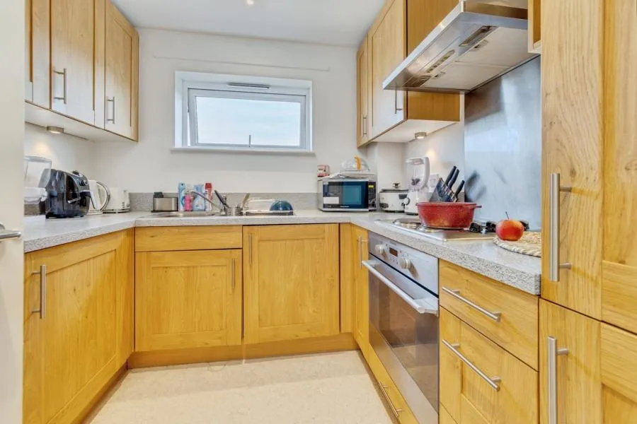 Canalside, Redhill, RH1, photo 3