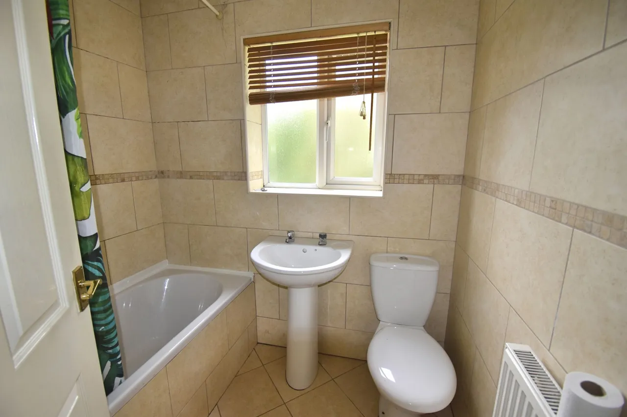 Reddish Avenue, High Peak, photo 11