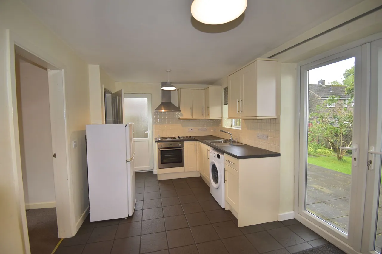 Reddish Avenue, High Peak, photo 7