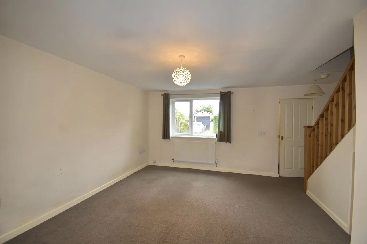 Reddish Avenue, High Peak, photo 5
