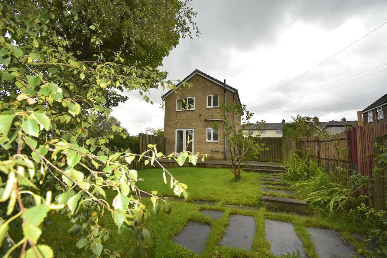 Reddish Avenue, High Peak, photo 4