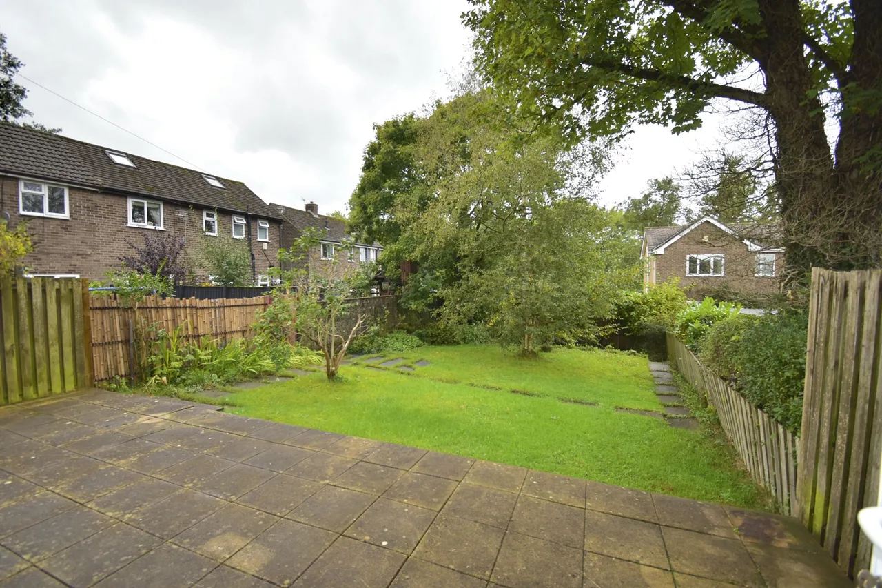 Reddish Avenue, High Peak, photo 13