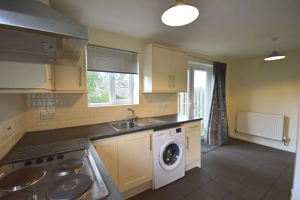 Reddish Avenue, High Peak, photo 6