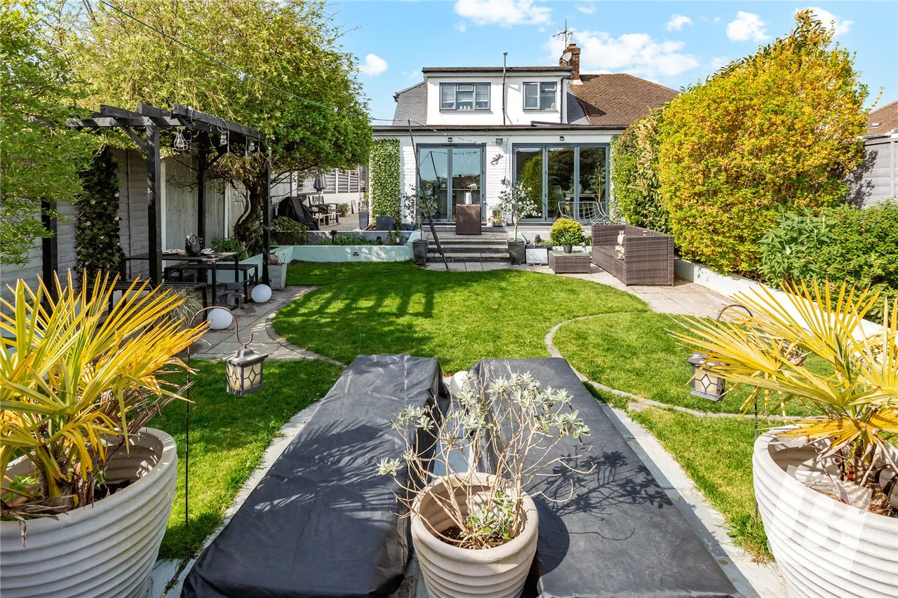5 bed chalet for sale — Canterbury Avenue, Upminster, RM14
