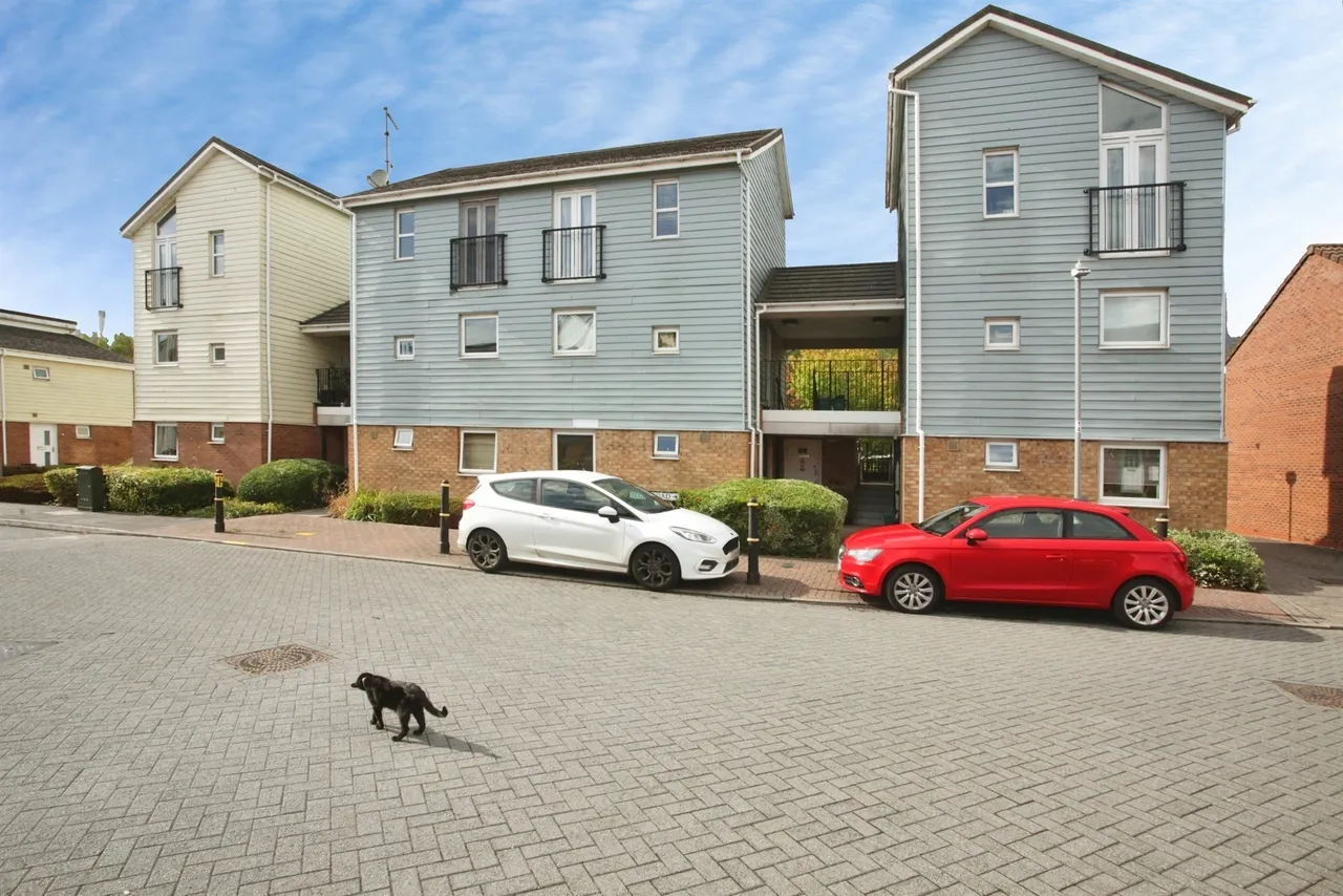 2 bed flat for sale, Follager Road, Rugby, CV21