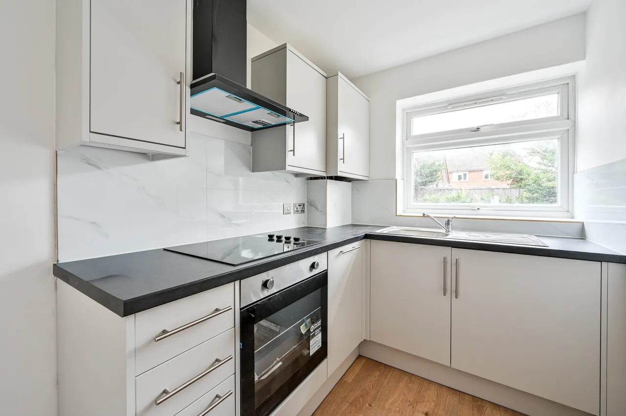 29 Bisley Close, Worcester Park, photo 3