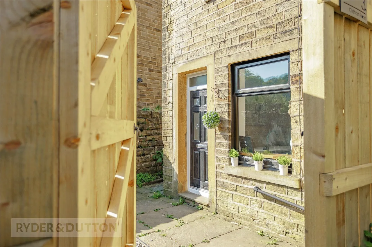 Oldham Road, Delph, OL3, photo 16