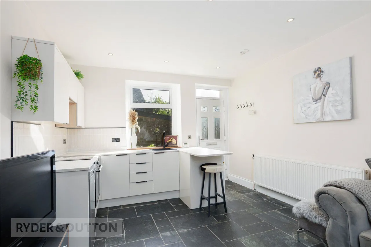 Oldham Road, Delph, OL3, photo 5