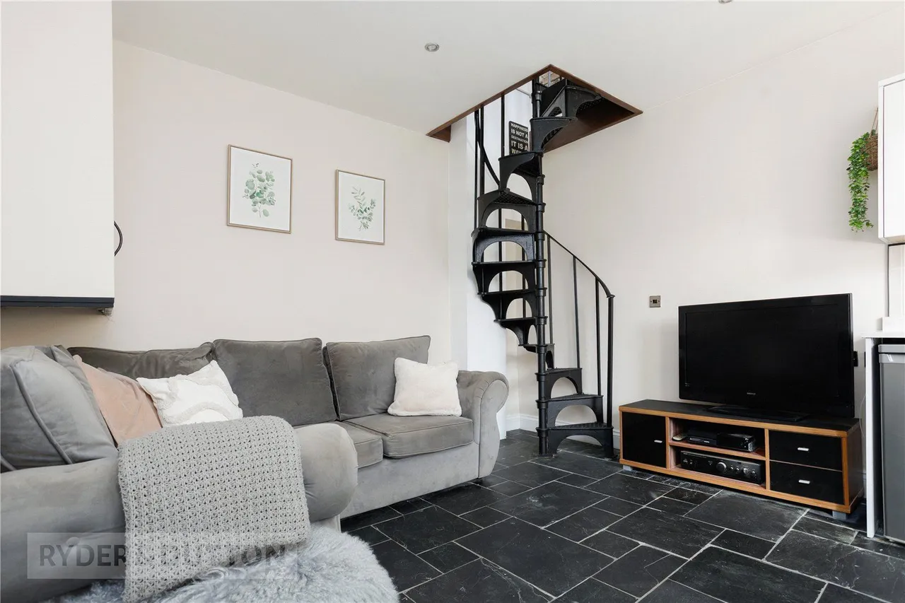 Oldham Road, Delph, OL3, photo 4